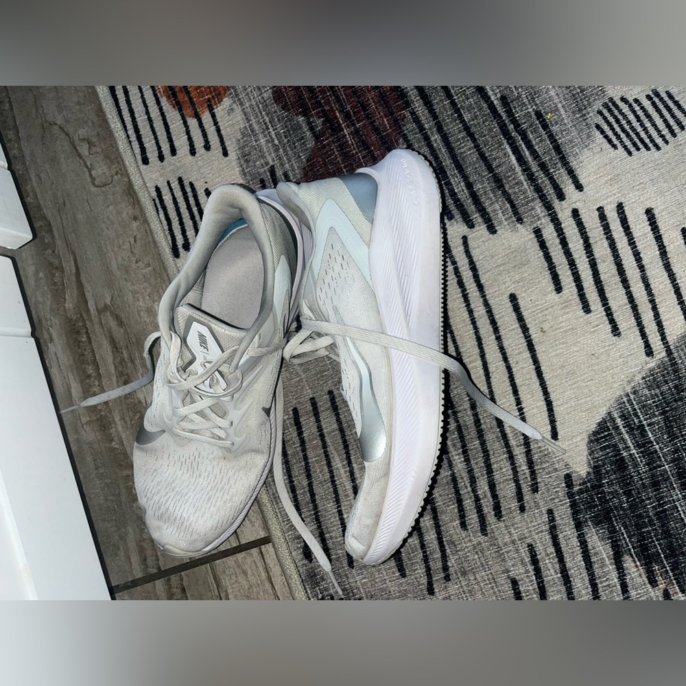 Nike Women’s Zoom Winflo White Silver Size 10 - Picture 6 of 9